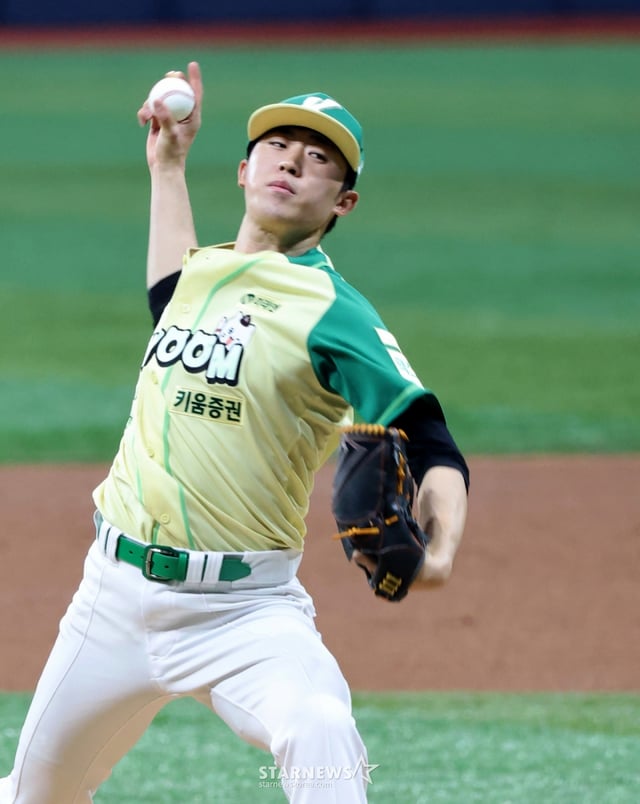 Kiwoom right-handed pitcher Bae Dong-hyun appears in the second inning following An Woo-jin during the 2026 KBO League game between the Lotte Giants and Kiwoom Heroes at Gocheok Sky Dome on the 12th. 2026.04.12. Kiwoom right-handed pitcher Bae Dong-hyun appears in the second inning following An Woo-jin during the 2026 KBO League game between the Lotte Giants and Kiwoom Heroes at Gocheok Sky Dome on the 12th. 2026.04.12. /Photo=Kang Young-jo cameratalks@
