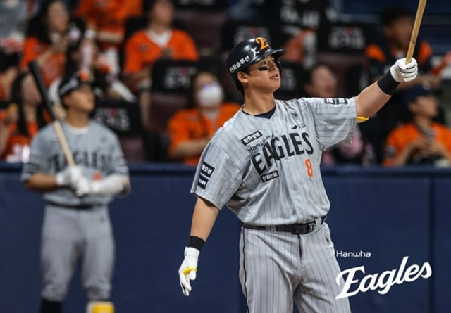 Hanwha Eagles' Noh Si-hwan (right) watches the ball after hitting a bases-loaded home run in the top of the first inning during the 2026 Shinhan SOL KBO League away game against Kiwoom Heroes at Gocheok Sky Dome on the 12th. /Photo=Hanwha Eagles