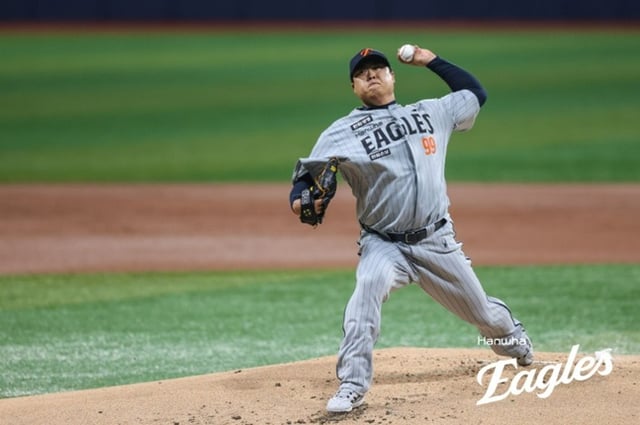 Hanwha Eagles' Ryu Hyun-jin makes a start and pitches effectively during the 2026 Shinhan SOL KBO League away game against Kiwoom Heroes at Gocheok Sky Dome on the 12th. /Photo=Hanwha Eagles