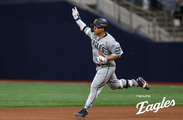 Hanwha Eagles' Kang Baek-ho rounds the bases after hitting a solo home run in the top of the sixth inning during the 2026 Shinhan SOL KBO League away game against Kiwoom Heroes at Gocheok Sky Dome on the 12th. /Photo=Hanwha Eagles