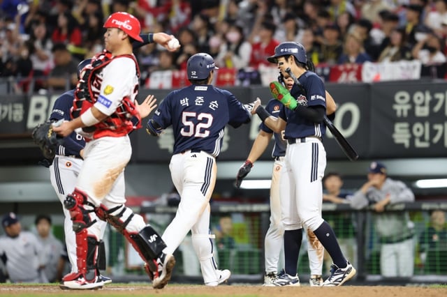 On the 12th, at the Gwangju Doosan-KIA game, Park Jun-soon (center) shares joy with teammates after hitting a three-run homer in the sixth inning. /Photo=Doosan Bears
