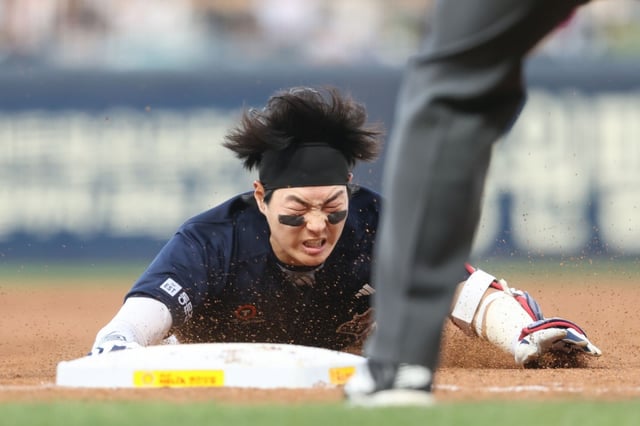 On the 12th, Park Ji-hoon's sliding action during his third-inning triple. /Photo=Doosan Bears