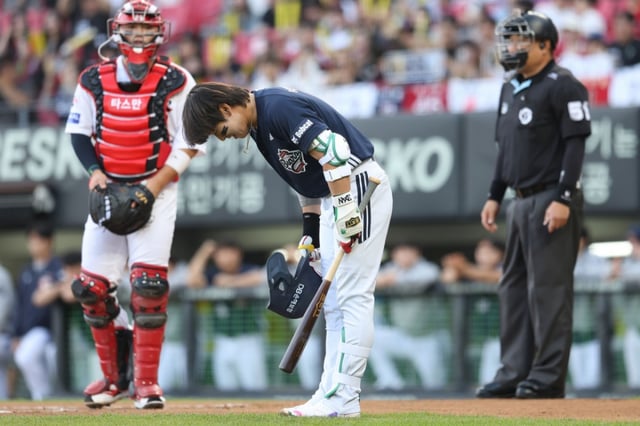On the 12th, Doosan Bears' Park Chan-ho, visiting Gwangju-KIA Champions Field, greets KIA fans after appearing at the plate as the leadoff batter in the first inning. /Photo=Doosan Bears