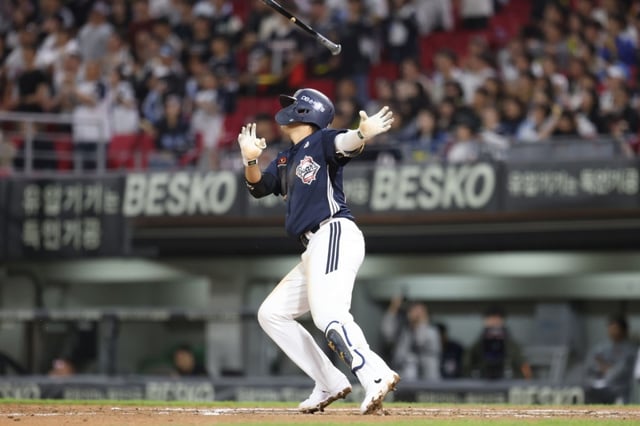 On the 12th, the moment Doosan Bears' Park Jun-soon hit his three-run homer. /Photo=Doosan Bears