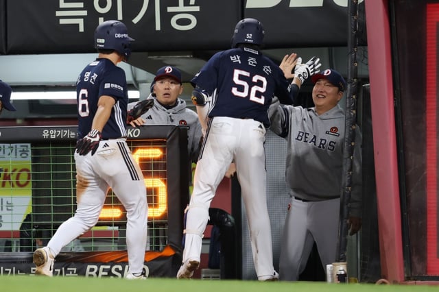 On the 12th, at the Gwangju Doosan-KIA game, Park Jun-soon (second from the left) shares joy with the coaching staff after hitting a three-run homer. /Photo=Doosan Bears