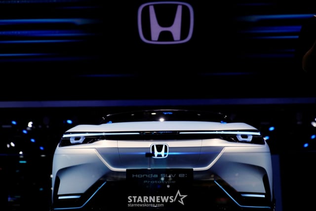 (Shanghái, Reuters=NEWS1) La reportera Yoon Da-jeong = El vehículo eléctrico deportivo utilitario (SUV) 'e:Prototype' de Honda fue exhibido en el evento de prensa 'Auto Shanghai', celebrado el 20 de abril de 2021 (hora local) en Shanghái, China. Honda anunció el 12 que ha detenido el desarrollo de algunos de sus modelos eléctricos principales y ampliará el desarrollo de vehículos HYBRID. 2021.04.20. © Reuters=NEWS1 Copyright © NEWS1. Queda prohibido la reproducción total o parcial, así como su redistribución y su uso para el entrenamiento de IA. / Foto=(Shanghái, Reuters=NEWS1) La reportera Yoon Da-jeong