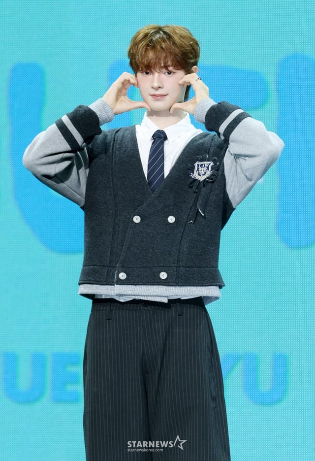 그룹 플레어 유 강우진이 13일 서울 용산구 블루스퀘어에서 진행된 첫 번째 미니앨범 'YOUTH ERROR' 발매 기념 쇼케이스에서 포즈를 취하고 있다. /2026.05.13 /사진=김휘선 hwijpg@