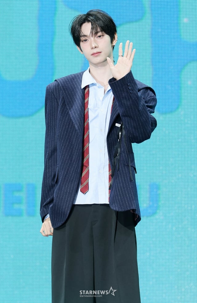 그룹 플레어 유 최립우가 13일 서울 용산구 블루스퀘어에서 진행된 첫 번째 미니앨범 'YOUTH ERROR' 발매 기념 쇼케이스에서 포즈를 취하고 있다. /2026.05.13 /사진=김휘선 hwijpg@