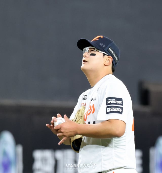 한화 이글스 투수 김서현이 지난 14일 삼성 라이온즈전에서 밀어내기 실점을 하고 아쉬워하고 있다. /사진=강영조 선임기자