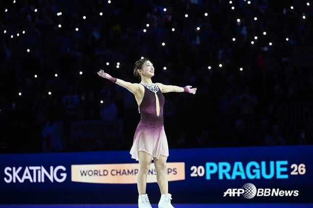 Kaori Sakamoto performing a ceremony after winning gold at the World Championships held in Prague, Czech Republic, in March. /AFPBBNews=NEWS1