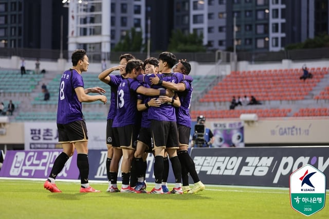 チェ·ゴンジュの先制ゴール後、喜ぶ安養(アンヤン)選手たち。 /写真=韓国プロサッカー連盟提供