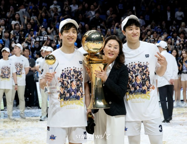 MVP 허훈과 형 허웅이 13일 고양체육관에서 열린 LG전자 2025-2026 프로농구 챔피언결정전 고양소노와 부산KCC 5차전에서 승리하며 우승한 후 엄마 이미수씨와 트로피를 자축하고 있다 . 2026.05.13. /사진=강영조 cameratalks@