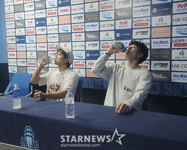 격한 우승 세리머니 직후 기자회견실에 들어온 허훈(왼쪽)과 허웅이 나란히 물을 마시고 있다. /사진=박수진 기자