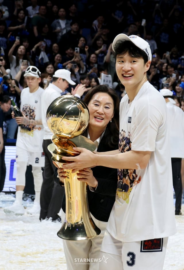 허훈이 13일 고양체육관에서 열린 LG전자 2025-2026 프로농구 챔피언결정전 고양소노와 부산KCC 5차전에서 승리하며 우승한 후 모친 이미수씨와 트로피세리머니를 하고 있다. 2026.05.13. /사진=강영조 cameratalks@