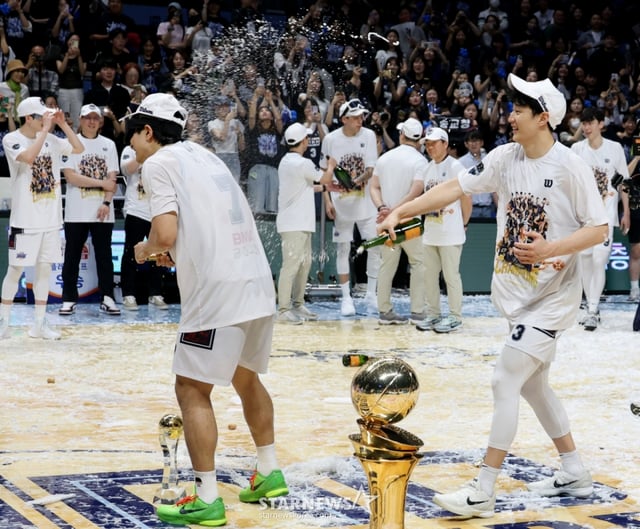 허웅이 13일 고양체육관에서 열린 LG전자 2025-2026 프로농구 챔피언결정전 고양소노와 부산KCC 5차전에서 승리하며 우승한 후 MVP 동생 허훈에 샴폐인 세례를 하고 있다. 2026.05.13. /사진=강영조 cameratalks@