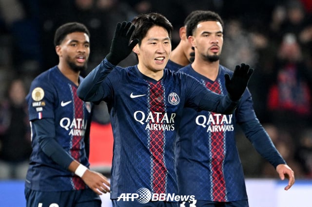 イ・ガンイン、PSG移籍後「10回目の優勝」を手にした··· リーグ1の優勝