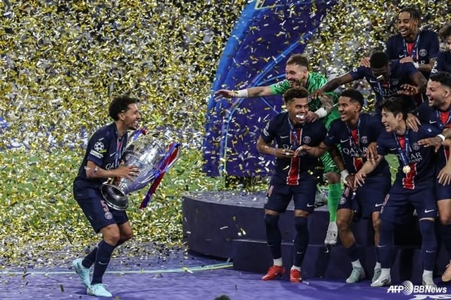 이강인(오른쪽에서 두 번째)이 파리 생제르맹(PSG)의 2024-2025시즌 유럽축구연맹(UEFA) 챔피언스리그(UCL) 우승 세리머니에서 팀 동료들과 함께 기뻐하고 있다. /AFPBBNews=뉴스1