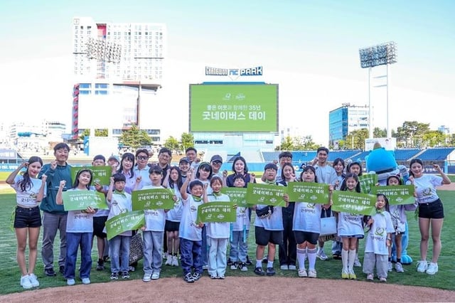 글로벌 아동권리 전문 비정부기구(NGO) 굿네이버스는 어린이날 주간을 맞아 5월 9일부터 이틀간 창원NC파크에서 '굿네이버스 데이' 행사를 가졌다. 사진은 지난 10일 경기 뒤 그라운드에서 기념사진을 촬영하고 있는 지난해 희망편지쓰기대회 수상 아동과 가족들의 모습. /사진=굿네이버스, 뉴시스
