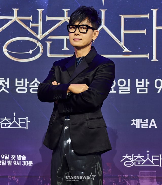 가수 이승환이 19일 오후 온라인 생중계로 진행된 채널A 새 예능 '청춘스타' 제작발표회에 참석해 포즈를 취하고 있다. /사진제공=채널A 2022.05.19