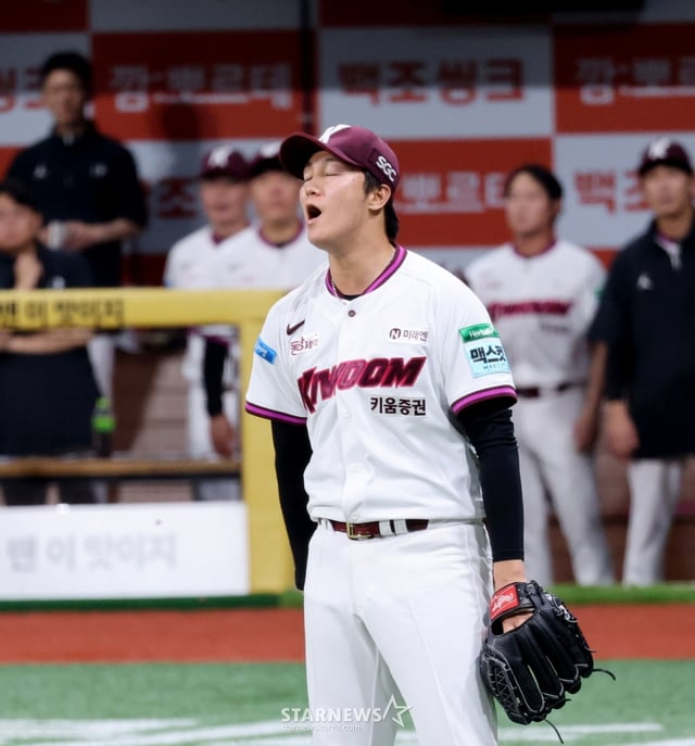 키움 히어로즈 안우진이 14일 고척스카이돔에서 열린 한화 이글스와 2026 신한 SOL KBO리그 홈경기에 선발 등판해 5회초 번트 타구를 3루 송구했지만 세이프 판정이 나오자 아쉬워하고 있다. /사진=강영조 선임기자