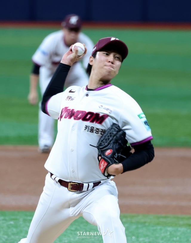 키움 히어로즈 안우진이 14일 고척스카이돔에서 열린 한화 이글스와 2026 신한 SOL KBO리그 홈경기에 선발 등판해 역투하고 있다. /사진=강영조 선임기자
