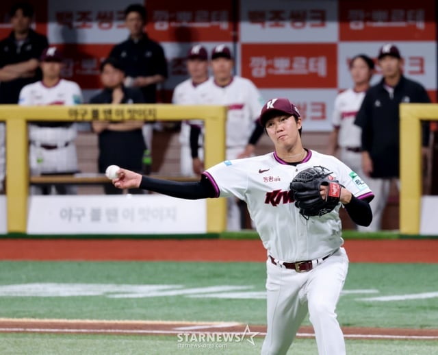 키움 히어로즈 안우진이 14일 고척스카이돔에서 열린 한화 이글스와 2026 신한 SOL KBO리그 홈경기에 선발 등판해 5회초 번트 타구를 잡아 3루로 송구하고 있다. /사진=강영조 선임기자
