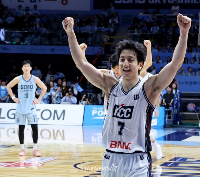 MVP 허훈이 3일 고양체육관에서 열린 LG전자 2025-2026 프로농구 챔피언결정전 고양소노와 부산KCC 5차전에서 승리가 확실시되며 우승을 예상하며 선수들과 환호하고 있다.. 2026.05.13. /사진=강영조 cameratalks@
