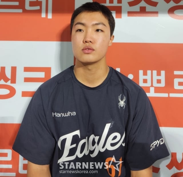 한화 이글스 정우주가 14일 키움 히어로즈전 승리를 이끈 뒤 취재진과 인터뷰를 하고 있다. /사진=안호근 기자