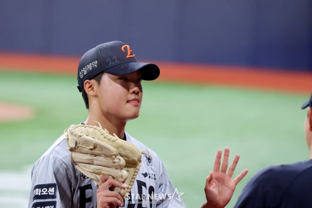 한화 이글스 정우주가 14일 키움 히어로즈전에 선발 등판해 이닝을 마치고 더그아웃으로 향하고 있다. /사진=강영조 선임기자