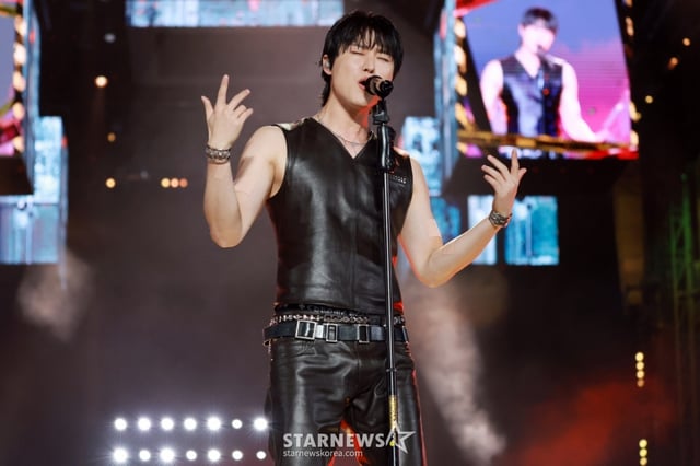 가수 우즈(WOODZ, 조승연)이 2025년 12월 6일 가오슝 내셔널 스타디움에서 진행된 스타뉴스 주최 '10주년 아시아 아티스트 어워즈 2025(10th Anniversary Asia Artist Awards 2025, '10주년 AAA 2025')에서 멋진 공연을 펼치고 있다. 2025.12.06 /사진=임성균 tjdrbs23@
