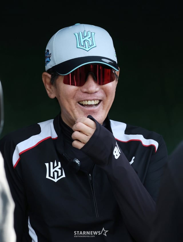 KT 위즈가 26일 일본 오키나와현 우루마 쿠시카와 야구장에서 스프링캠프 일정을 진행했다. 이강철 감독이 취재진과 대화를 나누고 있다. /사진=김진경 대기자