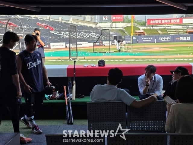 한화 심우준과 강백호(왼쪽부터)가 15일 수원 KT전을 앞두고 1루 더그아웃을 찾아 KT 이강철 감독(맨 오른쪽)에게 인사하고 있다. /사진=김동윤 기자