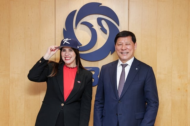 Anji Shakira Martínez Tejera, embajadora de la República Dominicana en Corea (izquierda), y el presidente Heo Goo-yeon. /foto=Comisión Coreana de Béisbol