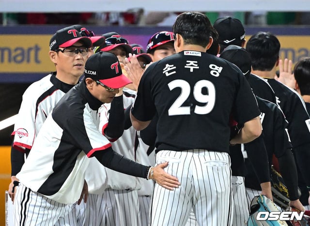 염경엽 LG 트윈스 감독(왼쪽)이 15일 SSG 랜더스와 방문경기에서 팀 승리를 지켜낸 뒤 손주영의 엉덩이를 토닥이고 있다.
