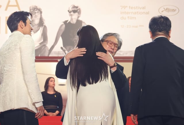 (칸=뉴스1) 이준성 특파원 = 16일(현지시간) 프랑스 남부 소도시 칸 팔레 데 페스티발(Palais des Festivals) 뤼미에르 대극장에서 열린 제79회 칸 국제영화제 미드나잇 스크리닝 초청작 ‘군체’ 공식 시사회에서 경쟁부문 심사위원장을 맡은 박찬욱 감독이 배우 전지현과 포옹하고 있다. 2026.5.16/뉴스1 Copyright © 뉴스1. All rights reserved. 무단 전재 및 재배포, AI학습 이용 금지. /사진=(칸=뉴스1) 이준성 특파원