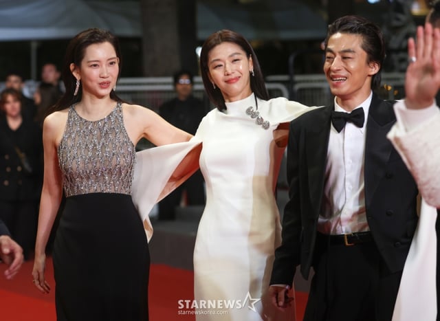 (칸=뉴스1) 이준성 특파원 = 배우 신현빈, 전지현, 구교환이 16일(현지시간) 프랑스 남부 소도시 칸 팔레 데 페스티발(Palais des Festivals) 뤼미에르 대극장에서 열린 제79회 칸 국제영화제 미드나잇 스크리닝 초청작 ‘군체’ 공식 시사회 레드카펫에 올라 포즈를 취하고 있다. 2026.5.16/뉴스1 Copyright © 뉴스1. All rights reserved. 무단 전재 및 재배포, AI학습 이용 금지. /사진=(칸=뉴스1) 이준성 특파원