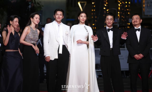 (칸=뉴스1) 이준성 특파원 = 16일(현지시간) 프랑스 남부 소도시 칸 팔레 데 페스티발(Palais des Festivals) 뤼미에르 대극장에서 열린 제79회 칸 국제영화제 미드나잇 스크리닝 초청작 ‘군체’ 공식 시사회에서 연상호 감독과 전지현, 지창욱, 구교환, 신현빈, 김신록 등 출연진이 레드카펫에 오를 준비를 하고 있다. 2026.5.16/뉴스1 Copyright © 뉴스1. All rights reserved. 무단 전재 및 재배포, AI학습 이용 금지. /사진=(칸=뉴스1) 이준성 특파원