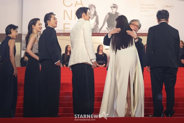 (칸=뉴스1) 이준성 특파원 = 16일(현지시간) 프랑스 남부 소도시 칸 팔레 데 페스티발(Palais des Festivals) 뤼미에르 대극장에서 열린 제79회 칸 국제영화제 미드나잇 스크리닝 초청작 ‘군체’ 공식 시사회에서 경쟁부문 심사위원장을 맡은 박찬욱 감독이 배우 전지현과 포옹하고 있다. 2026.5.16/뉴스1 Copyright © 뉴스1. All rights reserved. 무단 전재 및 재배포, AI학습 이용 금지. /사진=(칸=뉴스1) 이준성 특파원