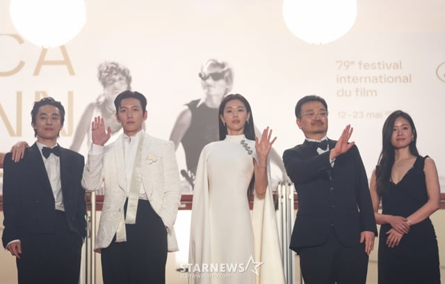 (칸=뉴스1) 이준성 특파원 = 16일(현지시간) 프랑스 남부 소도시 칸 팔레 데 페스티발(Palais des Festivals) 뤼미에르 대극장에서 열린 제79회 칸 국제영화제 미드나잇 스크리닝 초청작 ‘군체’ 공식 시사회에서 연상호 감독과 주연배우 전지현, 지창욱 등 출연진이 레드카펫에 올라 손 인사를 하고 있다. 2026.5.16/뉴스1 Copyright © 뉴스1. All rights reserved. 무단 전재 및 재배포, AI학습 이용 금지. /사진=(칸=뉴스1) 이준성 특파원