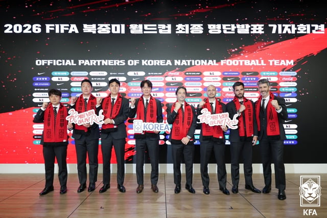  16일 오후 4시 서울 종로구 KT 광화문 빌딩 웨스트 온마당에서 열린 기자회견이 끝난 뒤 코칭 스태프들이 화이팅 포즈를 취하고 있다. /사진=대한축구협회 제공