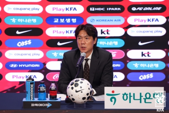 홍명보 대한민국 축구 국가대표팀 감독이 16일 오후 4시 서울 종로구 KT 광화문 빌딩 웨스트 온마당에서 열린 기자회견 경기 중 취재진의 질문에 답하고 있다. /사진=대한축구협회 제공