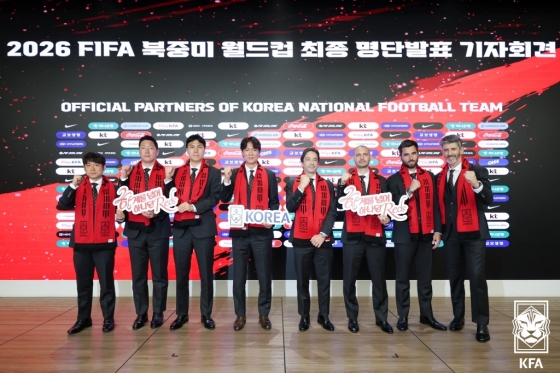 16일 오후 4시 서울 종로구 KT 광화문 빌딩 웨스트 온마당에서 열린 기자회견이 끝난 뒤 코칭 스태프들이 화이팅 포즈를 취하고 있다. /사진=대한축구협회 제공