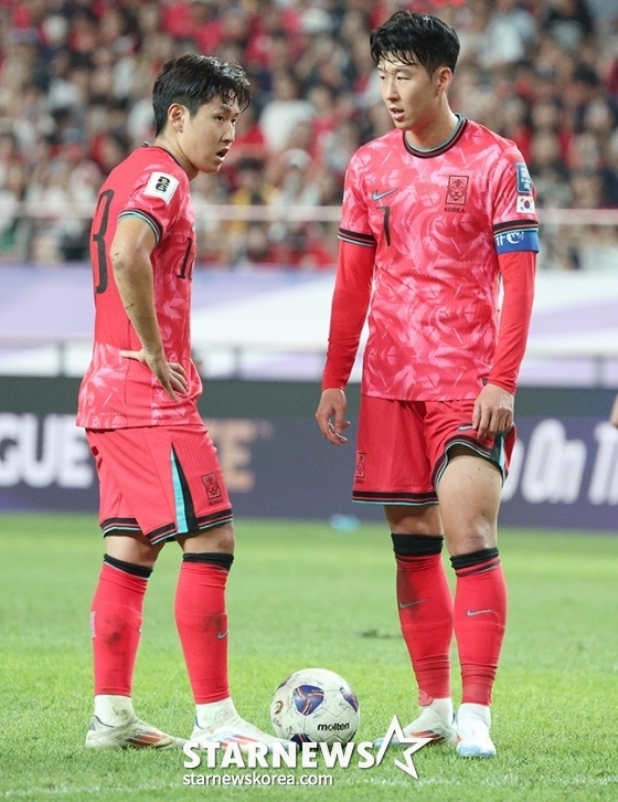 2026 북중미 월드컵 아시아 지역 3차 예선 한국-팔레스타인전에서 이강인과 손흥민이 프리킥 논의를 하고 있다. /사진=김진경 대기자