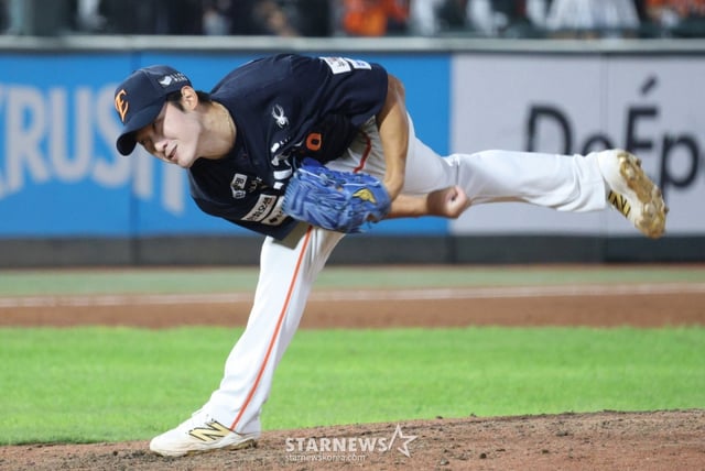 한화 윤산흠이 역투하고 있다. /사진=김진경 대기자