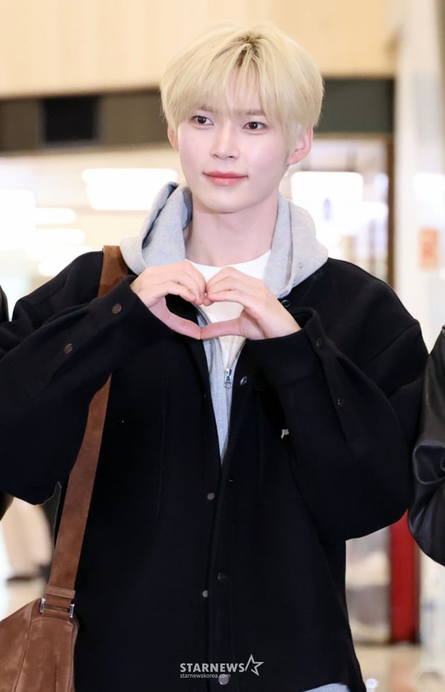 그룹 제로베이스원(ZEROBASEONE) 성한빈이 일본 일정 차 22일 오후 김포국제공항을 통해 출국하고 있다. 2025.10.22 /사진=임성균 tjdrbs23@