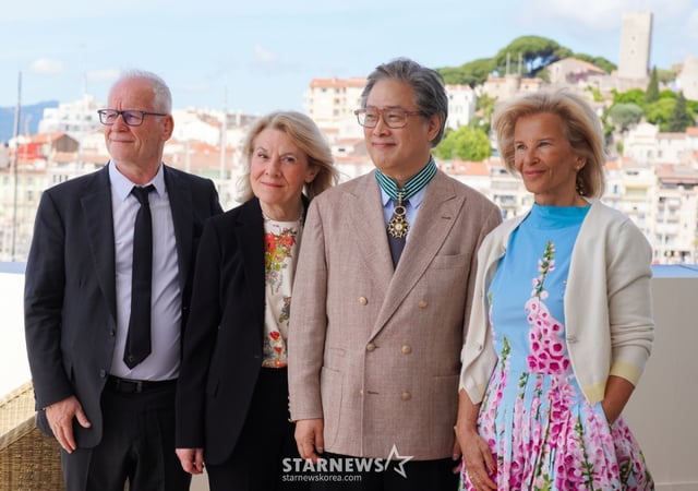 (Cannes=NEWS1) Correspondent Lee Jun-seong = Director Park Chan-wook, the president of the competition section at the 79th Cannes Film Festival, is seen taking a commemorative photo after receiving the highest rank, 'Commandeur', at the award ceremony for the Ordre des Arts et des Lettres held in the Ambassador's Reception Room (Salon des Ambassadeurs) within the Palais des Festivals in Cannes, southern France, on the 17th (local time). From left: Thierry Frémaux, President of the Cannes Film Festival, Director Park, Catherine Pégard, French Moon Hwa-bu (Minister), and Iris Knobloch, Cannes Film Festival Jo Jik-wi (Director). (Photo provided by Julien Ezanno. DB and resale prohibited) 2026.5.17/NEWS1 Copyright © NEWS1. All rights reserved. Unauthorized reproduction, redistribution, and use for AI learning are strictly prohibited. /Photo=NEWS1) Correspondent Lee Jun-seong