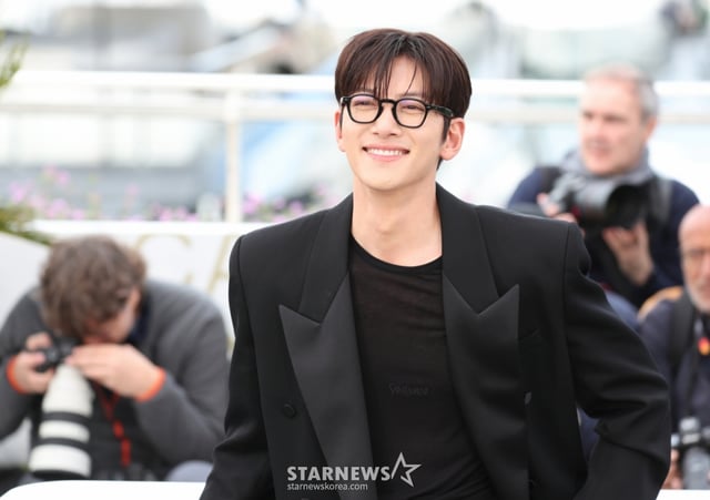 (칸=뉴스1) 이준성 특파원 = 15일(현지시간) 프랑스 남부 소도시 칸 팔레 데 페스티발(Palais des Festivals)에서 열린 제79회 칸 국제영화제 경쟁부문 진출작 ‘군체’ 공식 포토콜에서 주연배우 지창욱이 포즈를 취하고 있다. 2026.5.15/뉴스1 Copyright © 뉴스1. All rights reserved. 무단 전재 및 재배포, AI학습 이용 금지. /사진=(칸=뉴스1) 이준성 특파원