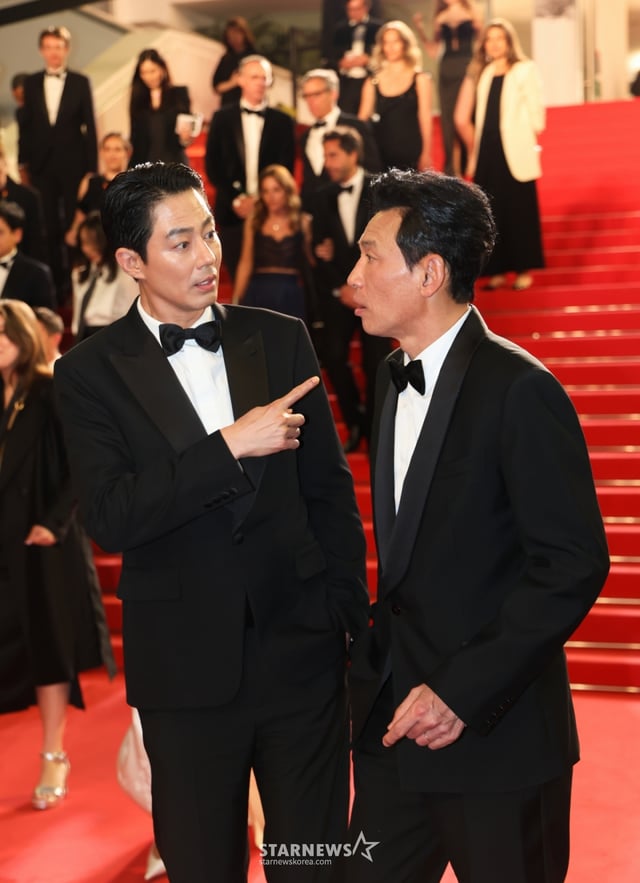 (칸=뉴스1) 이준성 특파원 = 제79회 칸 국제영화제 경쟁부문 초청작 ‘호프’ 공식 시사회가 끝난 18일(현지시간) 프랑스 남부 소도시 칸 팔레 데 페스티벌(Palais des Festivals) 뤼미에르 대극장 앞 레드카펫 계단에서 배우 조인성과 황정민이 대화하고 있다. 2026.5.18/뉴스1  Copyright © 뉴스1. All rights reserved. 무단 전재 및 재배포,  AI학습 이용 금지. /사진=(칸=뉴스1) 이준성 특파원