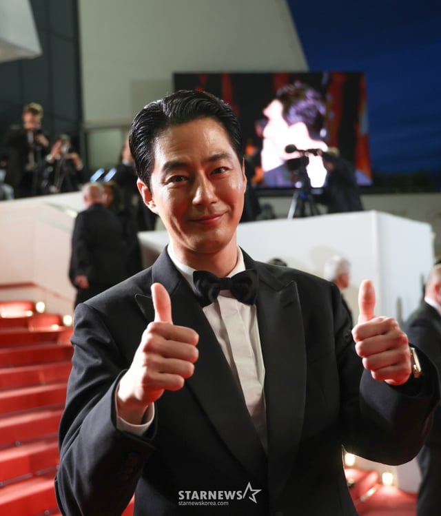 (칸=뉴스1) 이준성 특파원 = 제79회 칸 국제영화제 경쟁부문 초청작 ‘호프’ 공식 시사회가 열린 17일(현지시간) 프랑스 남부 소도시 칸 팔레 데 페스티발(Palais des Festivals) 뤼미에르 대극장에서 배우 조인성이 레드카펫에 올라 포즈를 취하고 있다. 2026.5.18/뉴스1  Copyright © 뉴스1. All rights reserved. 무단 전재 및 재배포,  AI학습 이용 금지. /사진=(칸=뉴스1) 이준성 특파원