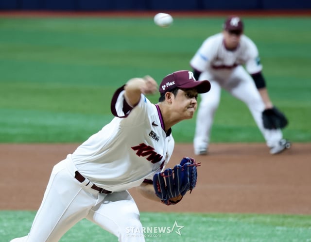 키움 우완투수 박준현이 10일 고척스카이돔에서 열리는 2026KBO리그 KT위즈와 키움히어로즈 경기 1회초 1사 1,3루 위기를 병살로 넘기고 있다. 2026.05.10. /사진=강영조 cameratalks@